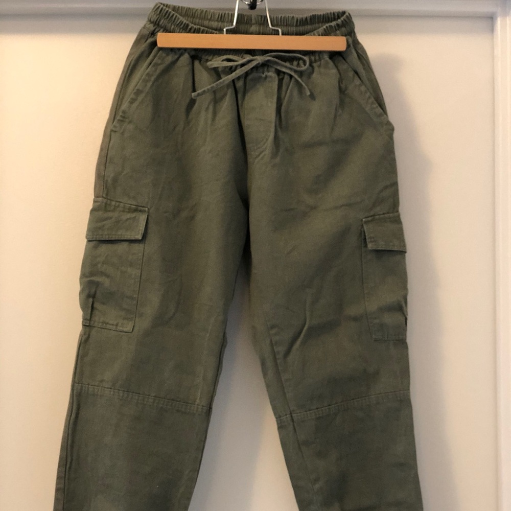 Stylish utility cargo crop pants